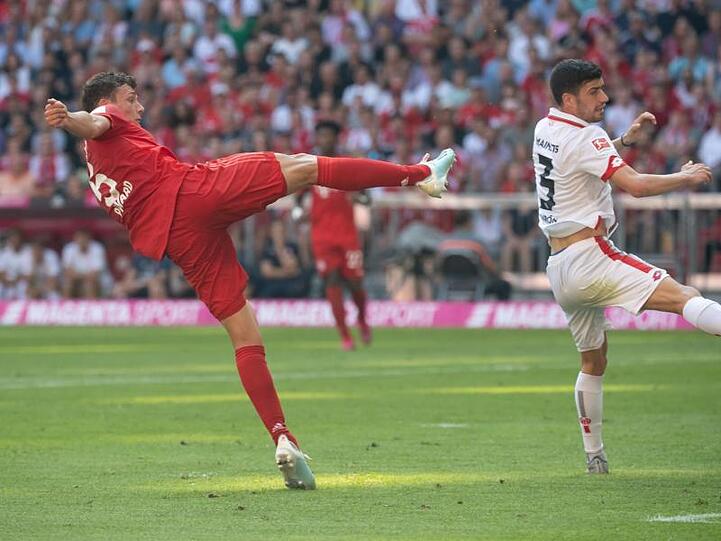 Münchens Verteidiger Benjamin Pavard (l) trifft zum 1:1.