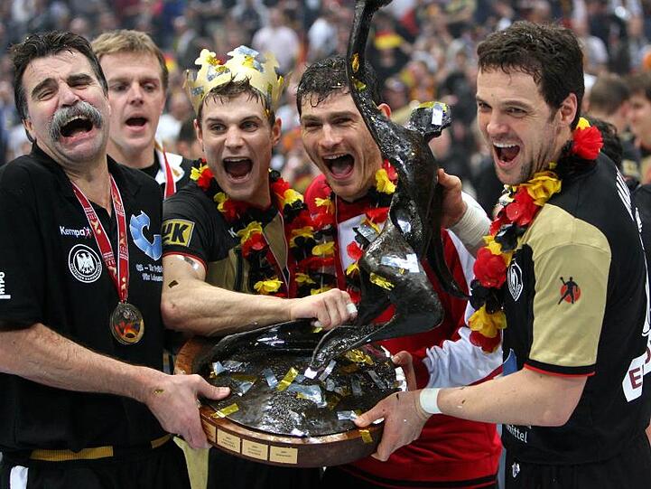Heiner Brand (l) traut dem DHB-Team bei der Heim-WM einiges zu.