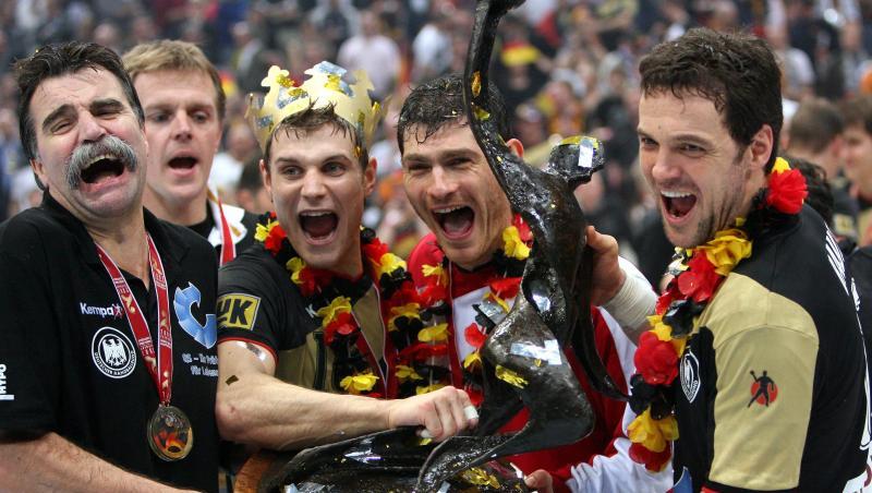 Heiner Brand (l) traut dem DHB-Team bei der Heim-WM einiges zu. Heiner Brand (l) traut dem DHB-Team bei der Heim-WM einiges zu.