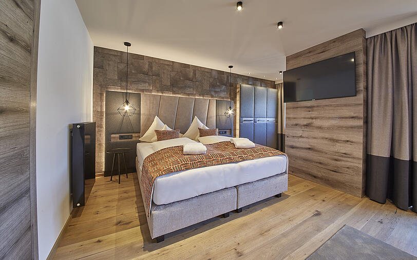 Im Hotel Hasenauer in Saalbach Hinterglemm urlauben Sie mit allem Komfort und vielen Freiräumen in den 46 gemütlichen Einzel- und Doppelzimmern oder Sie genießen den Rundum-Luxus und den natürlichen Wohnflair einer der 16 Alpine-Lifestyle-Suiten.