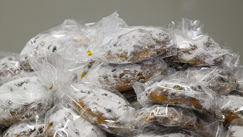 Christstollen sind besonders zur Weihnachtszeit beliebt. Das Gebäck muss luftdicht verpackt werden, weil es sonst schnell austrocknen und seine saftige Konsistenz verlieren würde.