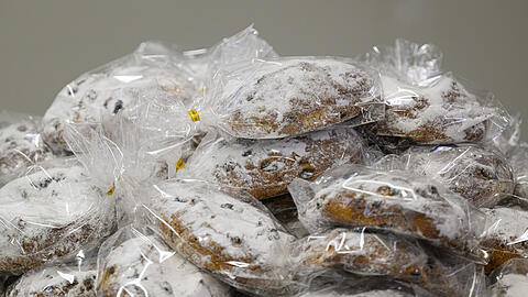 Christstollen sind besonders zur Weihnachtszeit beliebt. Das Gebäck muss luftdicht verpackt werden, weil es sonst schnell austrocknen und seine saftige Konsistenz verlieren würde.