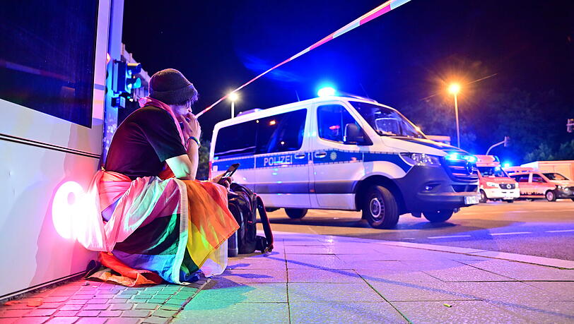 Ein Islamist hat mit einem Auto mehrere Menschen am Rande des Christopher Street Day in Berlin angefahren und einen Menschen getötet. Ein Islamist hat mit einem Auto mehrere Menschen am Rande des Christopher Street Day in Berlin angefahren und einen Menschen getötet.