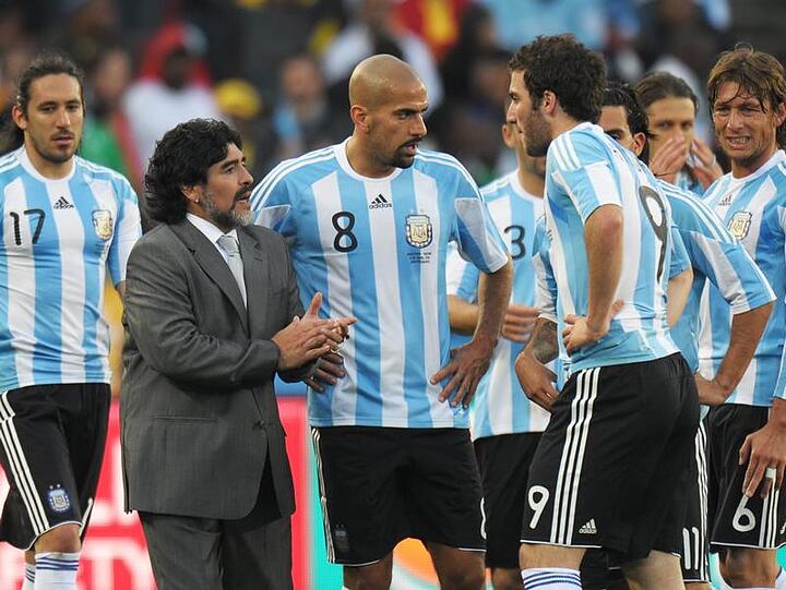 Anweisungen für seine Stars: Argentiniens Coach Diego Maradona.