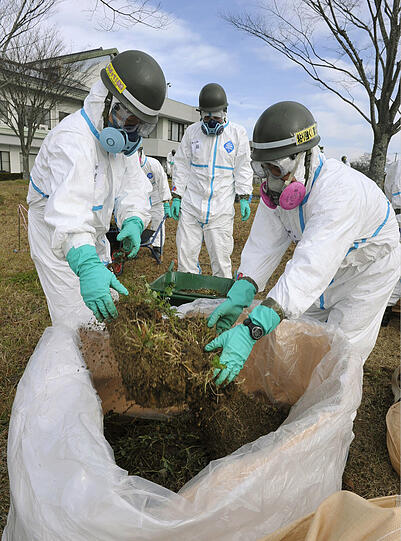 Seit der Katastrophe im Atomkraftwerk Fukushima ist sehr viel verstrahltes Wasser ins Meer geflossen. Foto: Japan Defense Ministry/Archiv