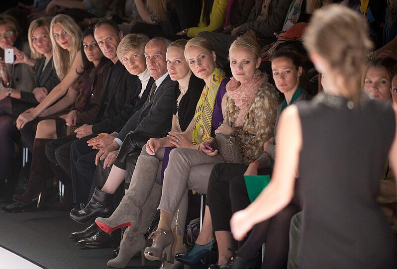 Anna Loos, Mirja DuMont, Judith Rakers, Alexandra Neldel, Franziska Knuppe und Co. - zum Auftakt der Mercedes Benz-Fashion Week lockte die Modenschau des Labels Escada Sport zahlreiche Promis ins Fashion-Zelt am Brandenburger Tor. Hier sehen Sie die besten Bilder aus Berlin.