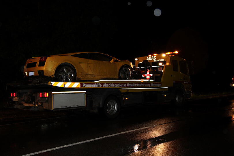 Auf regennasser Fahrbahn ist am Dienstagabend ein Münchner mit seinem Lamborghini von der Straße abgekommen und schwer verunglückt. Die Ursache war vermutlich überhöhte Geschwindigkeit. Der Fahrer musste schwer verletzt ins Krankenhaus eingeliefert werden. Die  Bilder von der Unfallstelle.