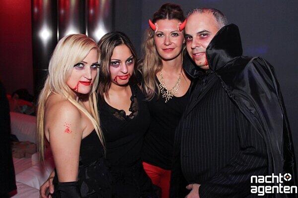 Rococo Halloween Clubbing im 8 Seasons. Mehr Bilder unter: www.nachtagenten.de.