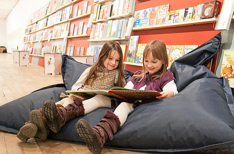Spielerisch die Lesekompetenz steigern: In Workshops und bei Exkursionen entdecken die Kinder ihre eigene Kreativität und entwickeln gleichzeitig eine Begeisterung für Bücher.