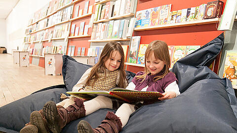 Spielerisch die Lesekompetenz steigern: In Workshops und bei Exkursionen entdecken die Kinder ihre eigene Kreativität und entwickeln gleichzeitig eine Begeisterung für Bücher.