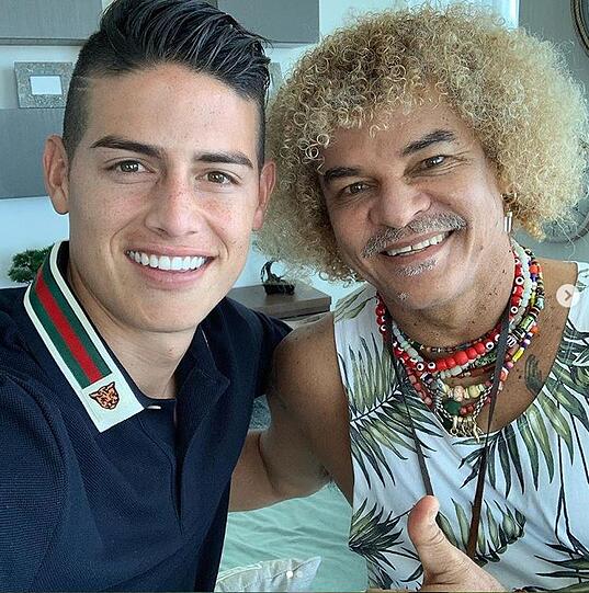 James traf im Urlaub die kolumbianische Fußball-Ikone Carlos Valderrama.