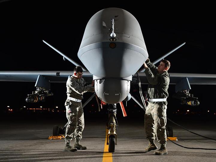 Mechaniker des US-Militärs arbeiten an einer Drohne des Typs MQ-9 Reaper auf der Creech Air Force Base (USA).