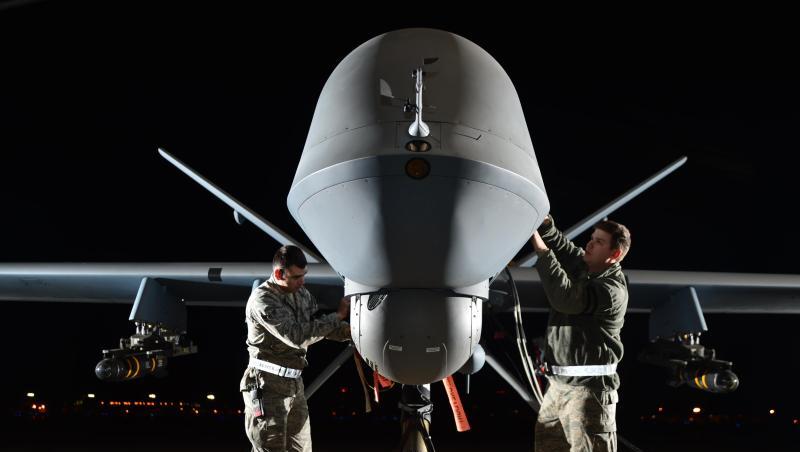 Mechaniker des US-Militärs arbeiten an einer Drohne des Typs MQ-9 Reaper auf der Creech Air Force Base (USA). Mechaniker des US-Militärs arbeiten an einer Drohne des Typs MQ-9 Reaper auf der Creech Air Force Base (USA).