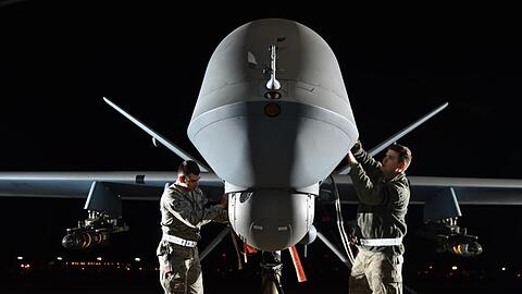 Mechaniker des US-Militärs arbeiten an einer Drohne des Typs MQ-9 Reaper auf der Creech Air Force Base (USA).