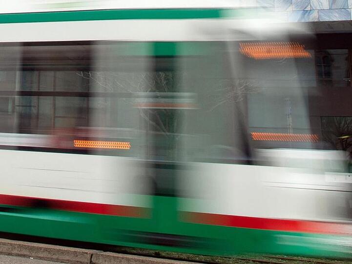 Nachdem er Randalierer in einer Straßenbahn in Magdeburg zur Rede gestellt hat, ist ein junger Mann zusammengeschlagen worden und befindet sich in Lebensgefahr.