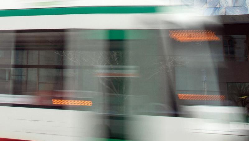 Nachdem er Randalierer in einer Straßenbahn in Magdeburg zur Rede gestellt hat, ist ein junger Mann zusammengeschlagen worden und befindet sich in Lebensgefahr. Nachdem er Randalierer in einer Straßenbahn in Magdeburg zur Rede gestellt hat, ist ein junger Mann zusammengeschlagen worden und befindet sich in Lebensgefahr.