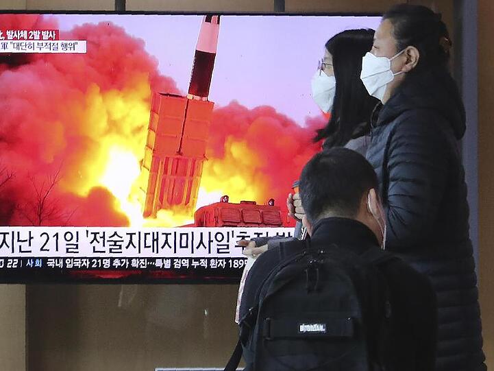 Ein Fernseher in Seoul zeigt einen Raketenstart in Nordkorea.
