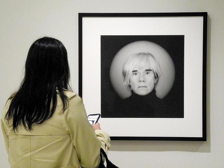 Robert Mapplethorpe inszeniert Andy Warhol als Heiligen.