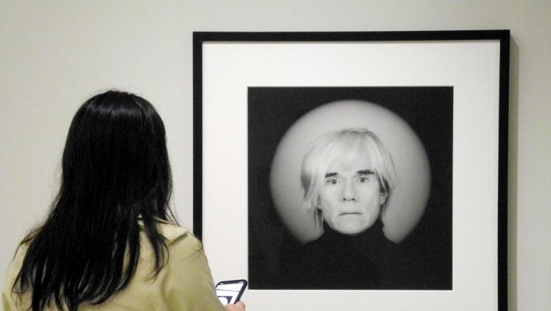 Robert Mapplethorpe inszeniert Andy Warhol als Heiligen. Robert Mapplethorpe inszeniert Andy Warhol als Heiligen.