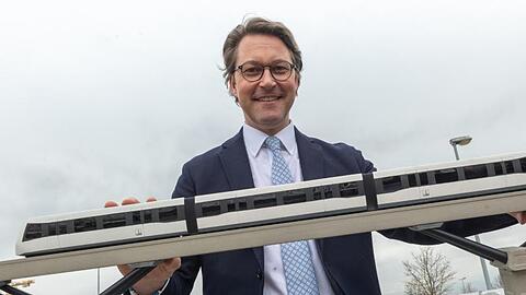 Andreas Scheuer (CSU), Bundesverkehrsminister mit einem Modell der Machbarkeitsstudie für eine Magnetschwebebahn.