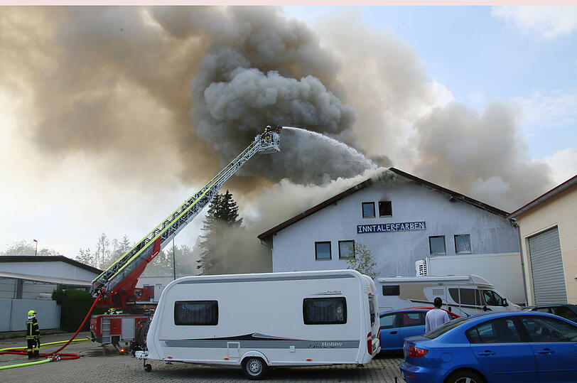 Als die Einsatzkräfte der Feuerwehr eintrafen, griffen die Flammen des brennenden Anbaus schon auf das Wohnhaus mit einem Farben- und Lackhandel über.