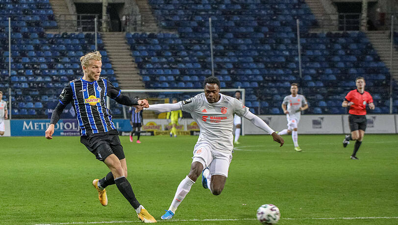 Torschütze zum 2:2-Endstand: Christopher Scott (r.) gegen Mannheims Jesper Verlaat.