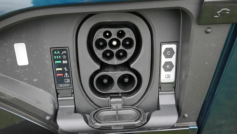 Der e-tron lädt mit bis zu 150 Kilowatt und damit ziemlich g'schwind. Der e-tron lädt mit bis zu 150 Kilowatt und damit ziemlich g'schwind.