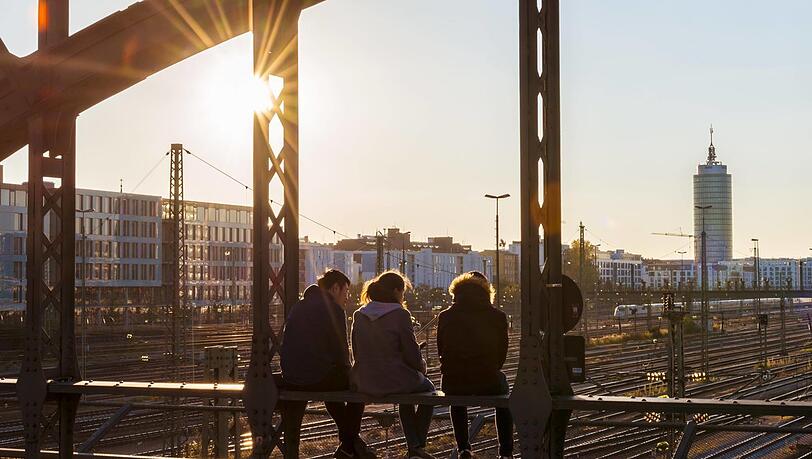 Die Brüstung der Hackerbrücke, ein Sonnenort.