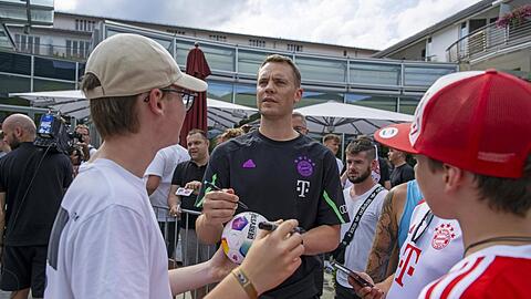Nur mit individuellem Training - und Zeit für die Fans - am Tegernsee: Bayern-Torwart Manuel Neuer.
