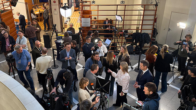 Gro&szlig;er Andrang in Oslo: Wartende Journalisten in dem Gericht, in dem der Prozess gegen den Sohn der norwegischen Kronprinzessin Mette-Marit, Marius Borg H&oslash;iby, stattfindet. H&oslash;iby ist unter anderem wegen Vergewaltigung, Misshandlung in engen Beziehungen und K&ouml;rperverletzung angeklagt.