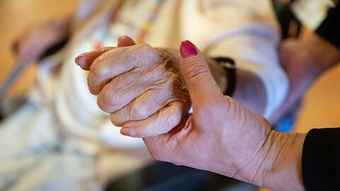 Die Finanzlage der Pflegeversicherung bleibt angespannt. (Archivbild)