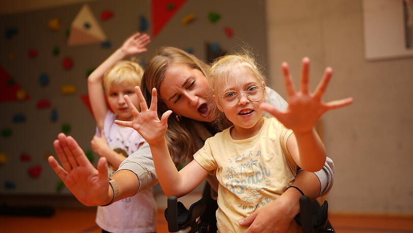 Stopp!&ldquo; Frida (9) und Elisabeth (9, im Hintergrund) lernen beim Training mit Worten und K&ouml;rpersprache Grenzen zu setzen. "Wir machen viele coole Sachen&ldquo;, sagt Frida.