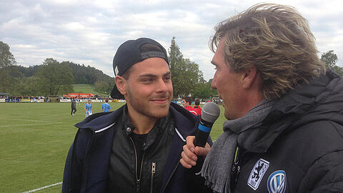 Kevin Volland (links) ist auch zum Abschiedsspiel von Benny Lauth gekommen, allerdings als Zuschauer. Hier im Gespräch mit Stadion-Sprecher Stefan Schneider.