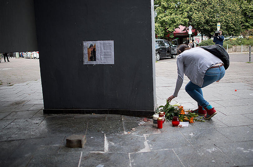 Blumen liegen in Berlin am Tatort der tödlich verlaufenden Messerstecherei. Der Angeklagte hat zum Prozessbeginn am Donnerstag die Tat gestanden.