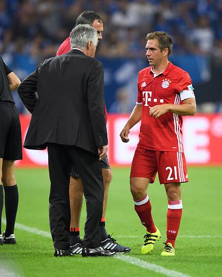 Philipp Lahm Note 3: Gegen den ehemaligen Augsburger Baba, der nach einem Jahr bei Chelsea in die Bundesliga zurückkehrte, ganz schön gefordert. Kam (endlich) auch mal an seine Grenzen. Ließ jedoch kaum was zu nach hinten.