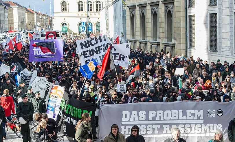 Tausende Demonstranten haben vor dem Start des NSU-Prozesses in München an das Schicksal der Opfer erinnert. Sie verlangten einen konsequenten Kampf gegen die braune Gefahr. Die Bilder!