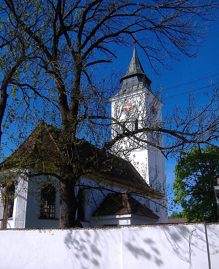 Idyllisch liegt auch die alte Kirche.