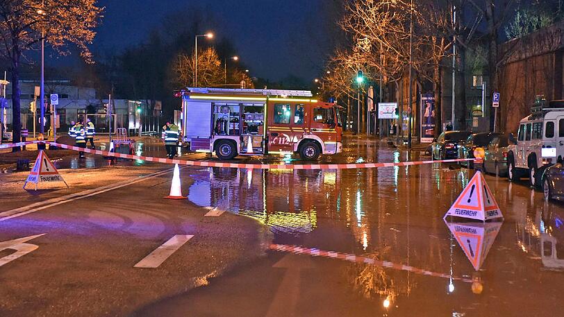 Land unter auf der Schäftlarnstraße: Nach einem Wasserrohrbruch sind mehrere Hundert Meter Straße überflutet, Teile von Geh- und Radweg drückte es teils einen halben Meter in die Höhe.