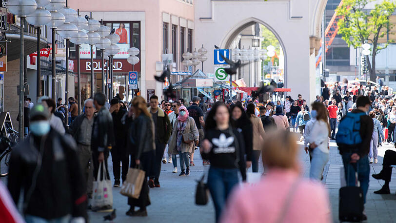 Sieht voll aus, ist es aber nicht, zumindest nicht mehr so wie früher: die Fußgängerzone im Mai dieses Jahres.