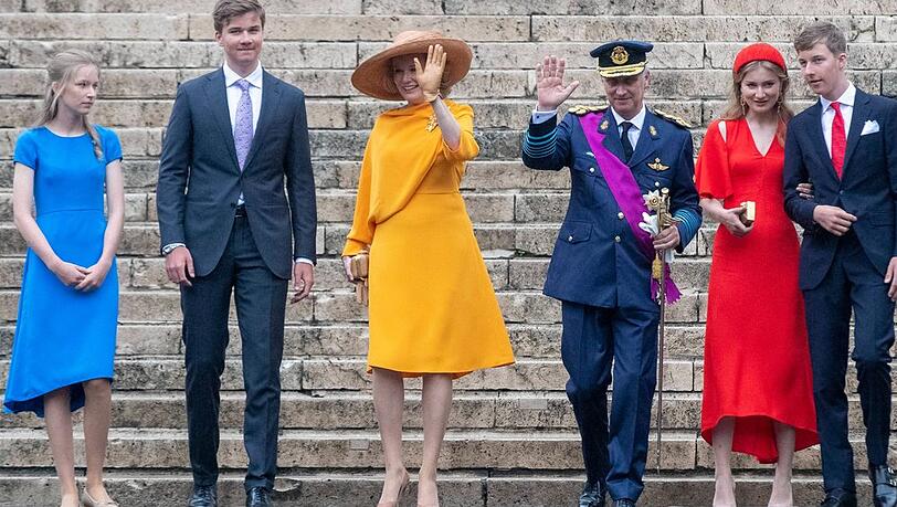 Königin Mathilde und König Philippe von Belgien (Mitte) in Brüssel mit ihren Kindern (von links) Prinzessin Eléonore, Prinz Gabriel, Prinzessin Elisabeth und Prinz Emmanuel.