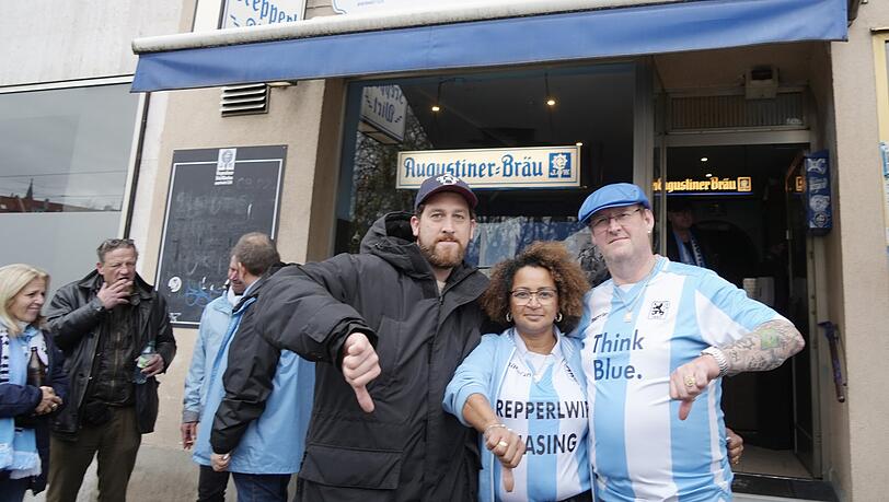 "Der Trepperlwirt hat doch Tradition!", sagt Löwenfan Daniel Senn (l.), hier mit Wirt Robert Völtl und dessen Frau Alice vor dem Trepperlwirt an der Tegernseer Landstraße.