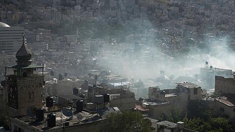 Rauch steigt während einer Razzia israelischer Sicherheitskräfte in der besetzten Stadt Nablus auf. Bei einem israelischen Militäreinsatz sind dort militante Palästinenser getötet worden.