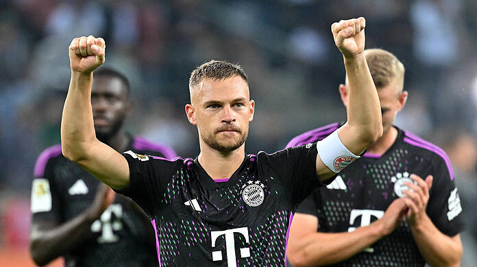 Joshua Kimmich bejubelt den Sieg des FC Bayern in Mönchengladbach.
