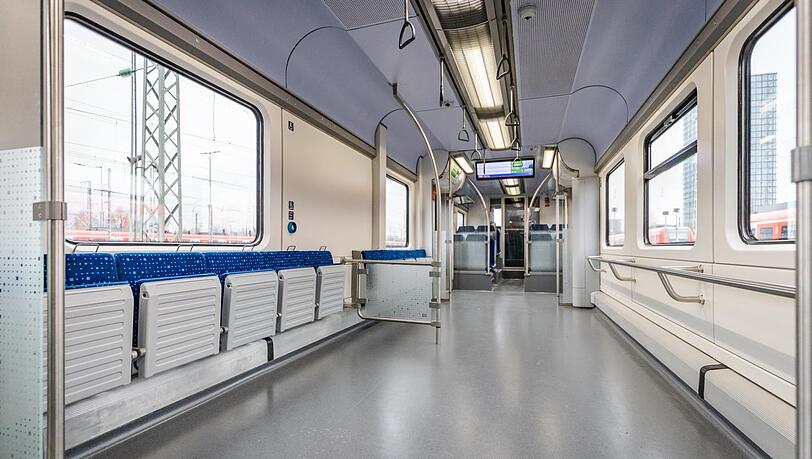 Am Wagenende befinden sich jeweils deutlich größere Mehrzweckbereiche als in den Standard-S-Bahnen. Am Wagenende befinden sich jeweils deutlich größere Mehrzweckbereiche als in den Standard-S-Bahnen.