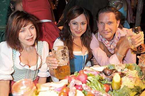 Die Schauspielerinnen Anja Kruse (von l. nach r.), Simone Thomalla und der Designer Andreas Neudahm am üppig gedeckten Tisch.