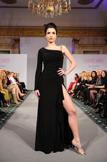 Ein Model auf der Susanne Wiebe Munich Fashion Show Bayerischen Hof.