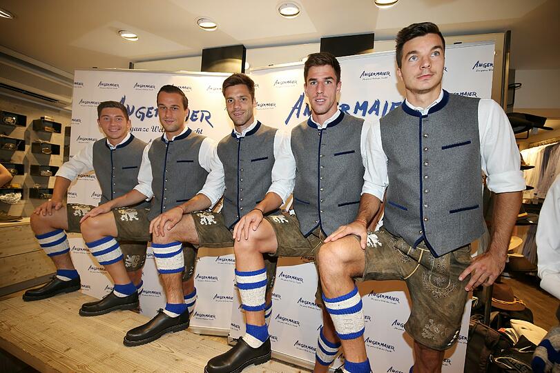 Neues Oktoberfest-Outfit: Die Mannschaft des TSV 1860 bei der Wiesn-Einkleidung beim Trachten-Angermaier.