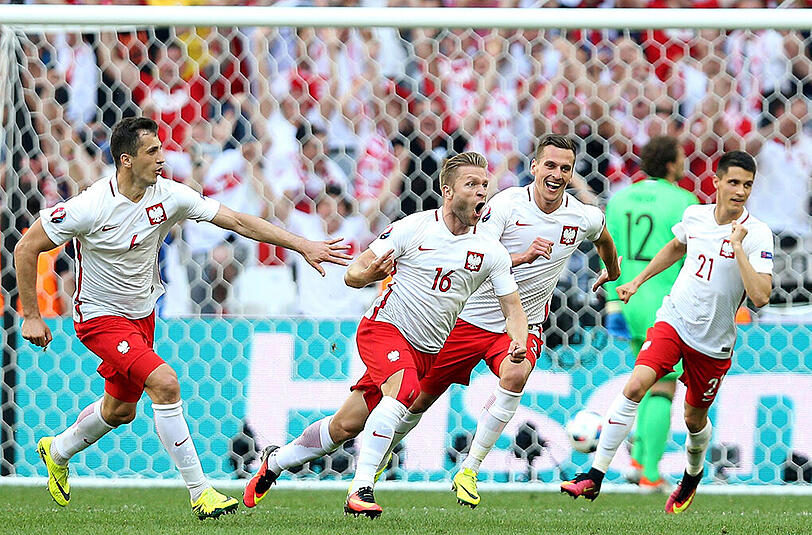 Jakub Blaszczykowski (rechts) lässt sich von seinen polnischen Teamkollegen für sein Siegtor zum 1:0 gegen die Ukraine feiern.