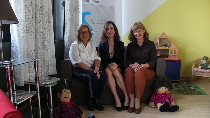 Ein Wohlfühlort im Gericht: Die Betreuerinnen Gabriele F. (l.) und Brigitte Fendt (r.) mit AG-Chefin Beate Ehrt in der Zeugenbetreuung.