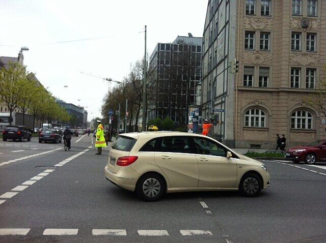 Statt grünes Licht gab's am Montagmorgen an der Kreuzung Handzeichen von zwei Verkehrspolizisten in gelben Westen.